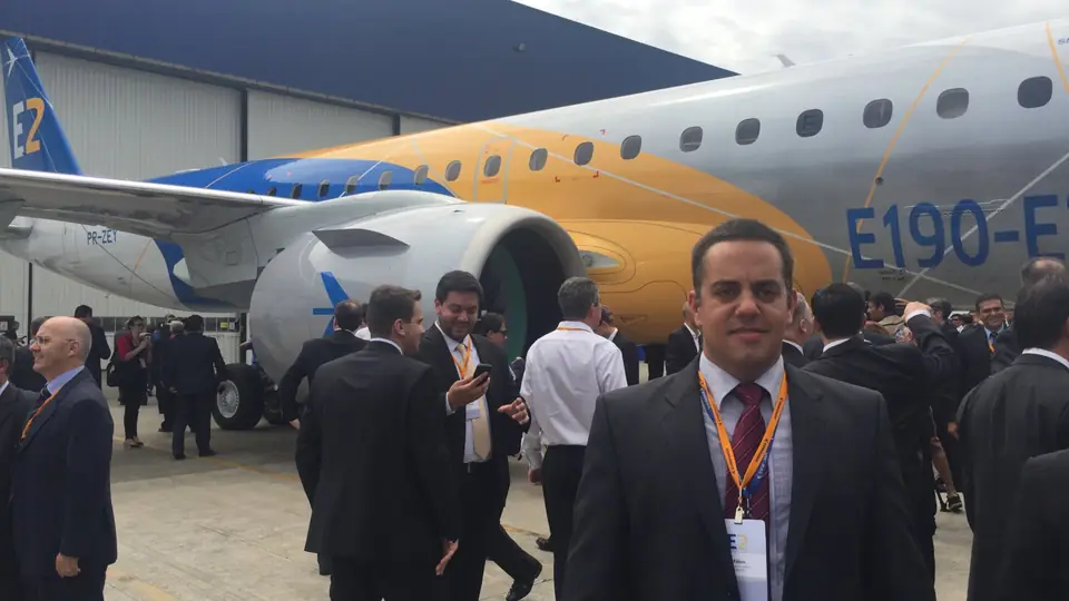 Fábio Grando no lançamento de uma aeronave da Embraer