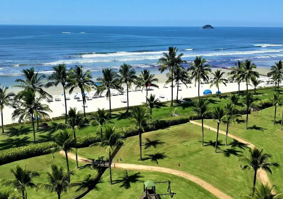 Praia da Riviera de São Lourenço com coqueiros