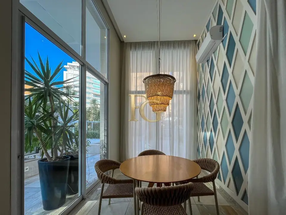 Sala decorada com vista para o jardim
